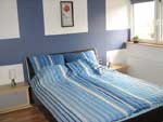 Ferienhaus Obergeschoss Schlafzimmer Doppelbett