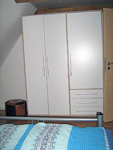 Ferienhaus Obergeschoss Schlafzimmer Kleiderschrank
