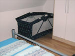 Ferienhaus Obergeschoss Schlafzimmer Kinderbett