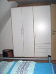 Ferienhaus Obergeschoss Schlafzimmer Kleiderschrank